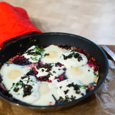 Зеленая яичница с греческим йогуртом и барбарисом