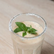 Милкшейк с ананасом, творогом и бананом