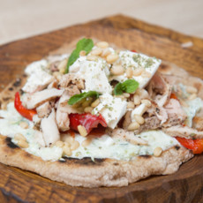 Пита с куриной грудкой, огуречным йогуртом и фетой