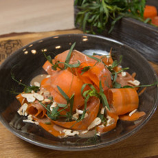 Морковный салат с кешью и каймаком