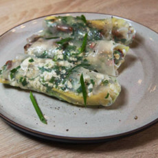 Рулетики с ананасом и курицей
