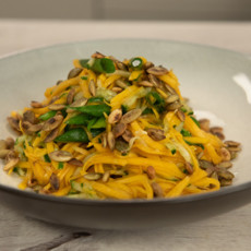 Салат из маринованной тыквы с тыквенными семечками и кунжутным маслом