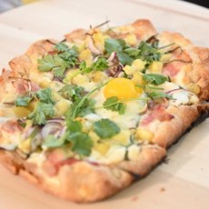 Пицца с яйцом, картофелем и беконом