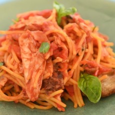 Паста с овощами и подкопченной курицей