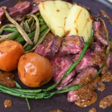 Мраморная говядина с мушмулой, печеным картофелем и черно-перечным соусом