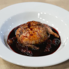 Перепелка, запеченная с яблоком и печенью кролика на соусе из винограда