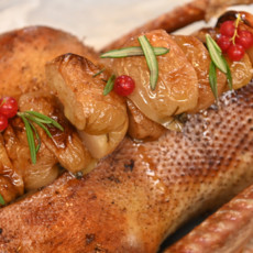 Гусь с мочеными яблоками, капустой и брусникой