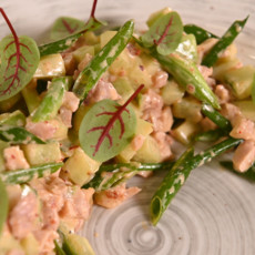 Салат из огурцов с аджикой и копченой курицей