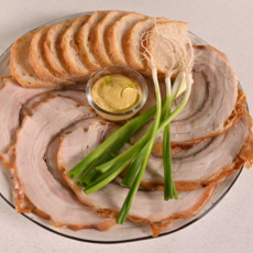 Рулет из свинины с травами и чесноком
