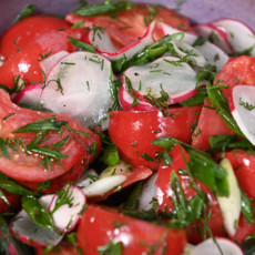 Салат из томатов и редиса
