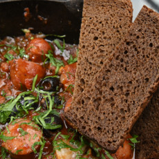 Фермерские колбаски с травами и оливками
