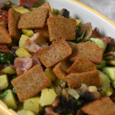 Теплый салат из бекона, грибов и картофеля