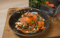 Морковный салат с кешью и каймаком
