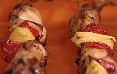 Шашлычки с куриной грудкой, перцем и ананасом