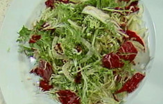 Салат из фенхеля, фризе и радикьо