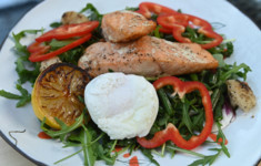 Салат с подкопченным лососем и творожным соусом