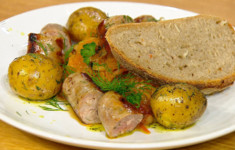 Немецкий хлеб с квашеной капустой и шукрут с колбасками