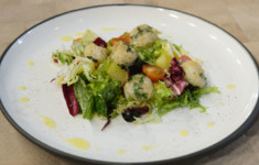 Теплый салат с морскими гребешками