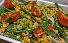 Суккоташ с кукурузой, фасолью, томатами и моцареллой