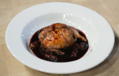Перепелка, запеченная с яблоком и печенью кролика на соусе из винограда