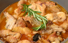 Медовый кролик с яблоком и красным луком