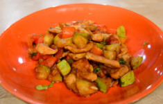 Курица жареная с овощами