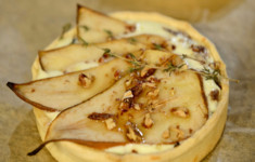 Киш с грушей и сыром горгонзола