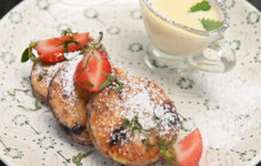 Сырники с черникой и соусом крем англез