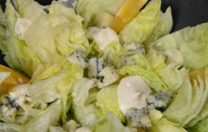 Салат с сырной заправкой