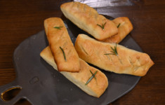 Чесночные хлебные палочки