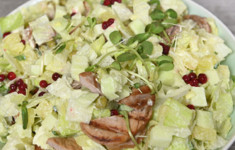 Теплый салат со свининой и яблоками