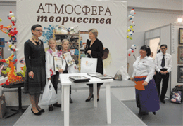Главный редактор телеканала «Интересное ТВ» Татьяна Пономаренко вручила приз самому юному участнику  конкурса по вязанию