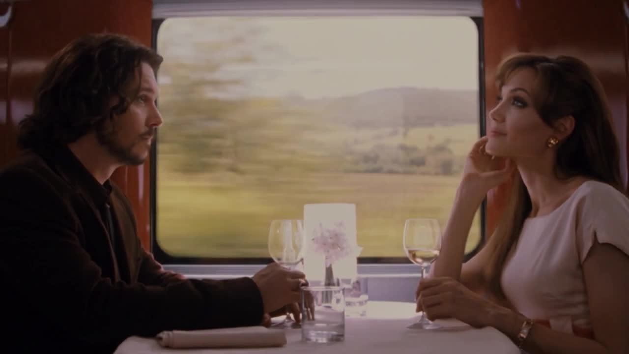 Два далеких незнакомца на русском. Турист Джонни Депп Джоли в поезде. Анджелина Джоли и Джонни Депп в поезде. Анджелина Джоли 2010 турист.
